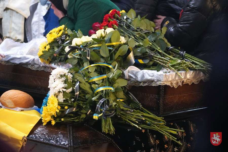 Залишилась дружина і маленький синочок: у Володимирі провели в останню дорогу 23-річного Анатолія Куляса