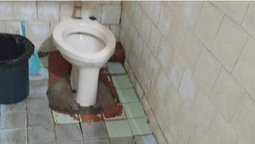 Один туалет на два поверхи і крани за ширмою: хворі на ковід нарікають на умови лікарні на Волині (фото)