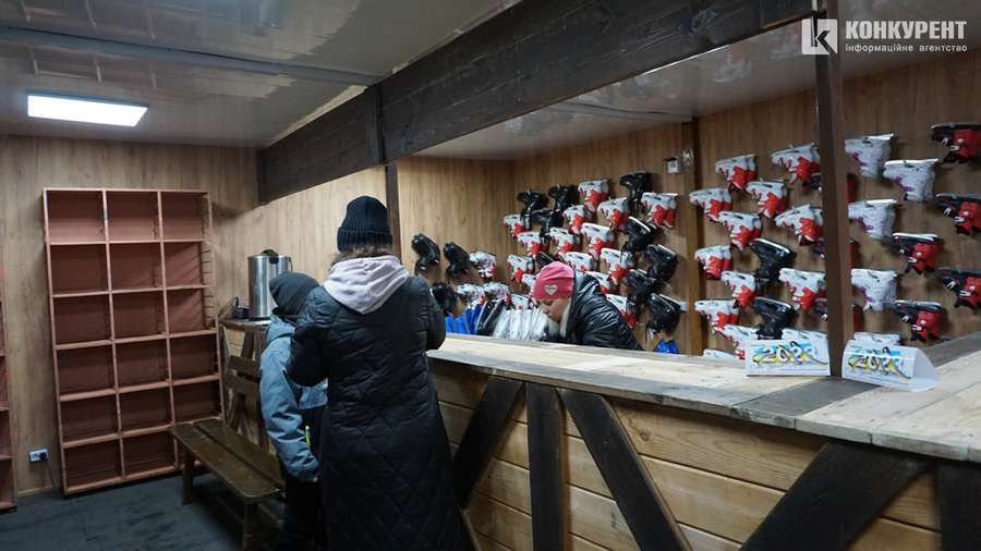 У Луцьку біля «Авангарду» відкрилася ковзанка: як працює та скільки коштує (фото)