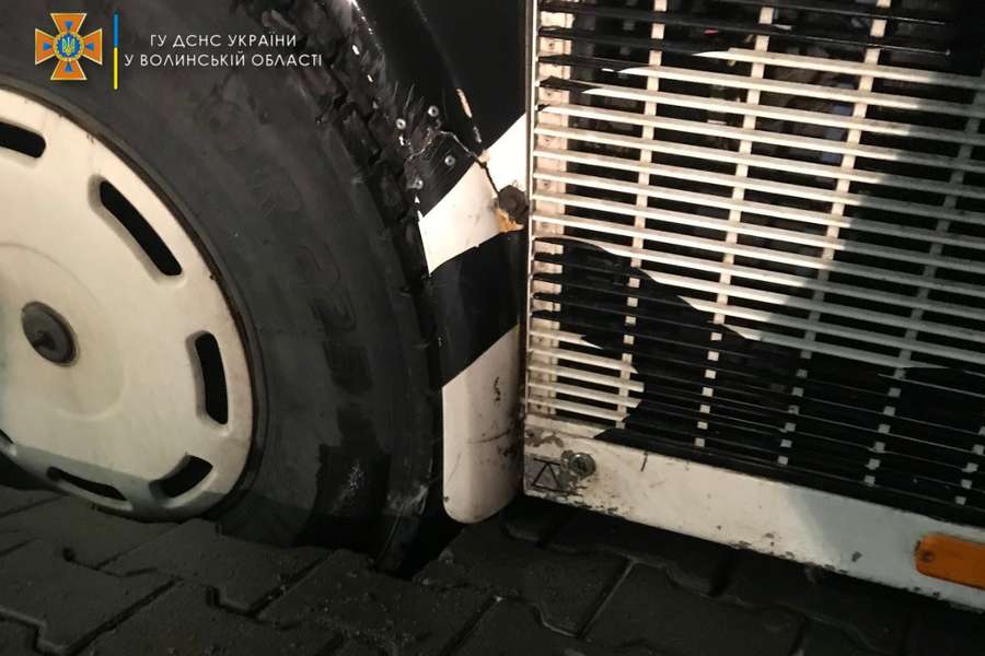 У Нововолинську автобус з пасажирами провалився колесом у яму (фото)