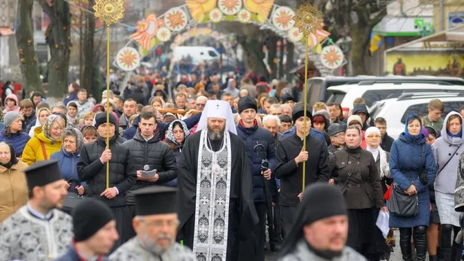 У Луцьку ПЦУ організовує страсний хресний хід (відео)