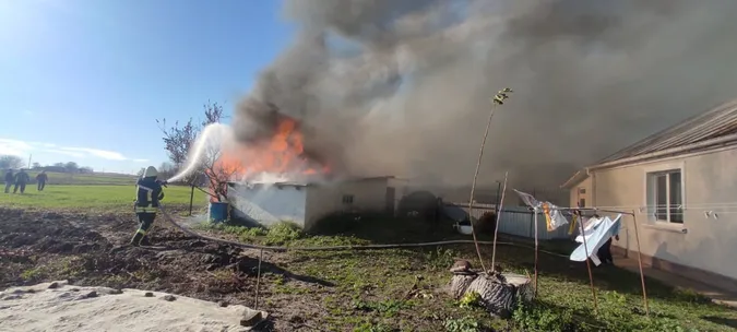 Вогонь охопив дві будівлі: у Луцькому районі гасили масштабну пожежу (фото)