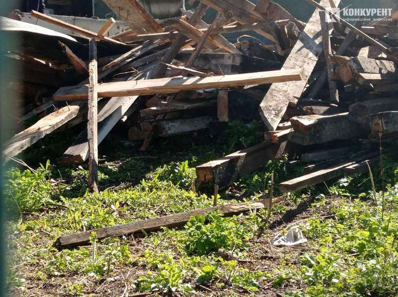У старому будинку на Ярощука у Луцьку демонтували дах: що відбувається (фото, відео)