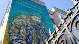 «Слава Україні»: у Києві французький художник створив мурал страченому росіянами військовому (фото)