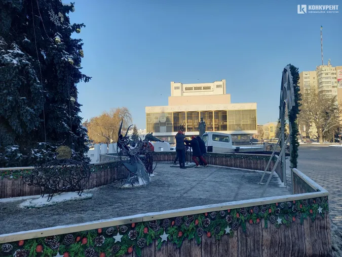 У центрі Луцька з ялинок знімають гірлянди та іграшки (фото)