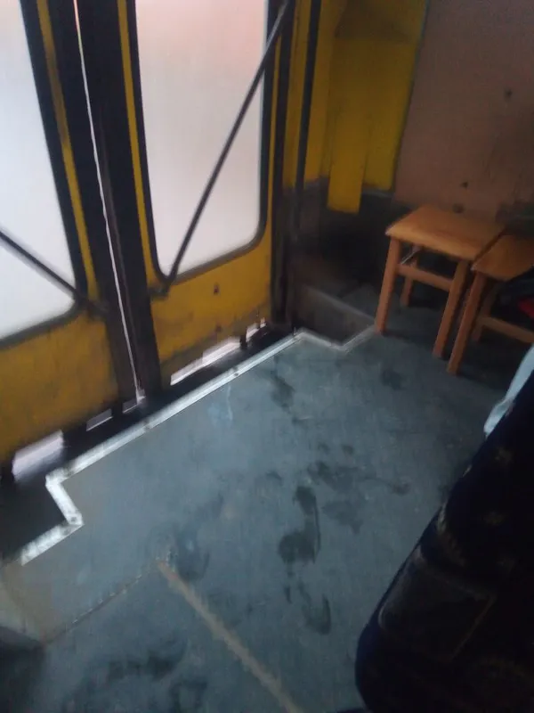 У франківській маршрутці для «стоячих» пасажирів поставили табуретки (фото)