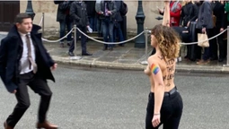 У Парижі активісти Femen намагалися прорватися на нормандську зустріч (відео)