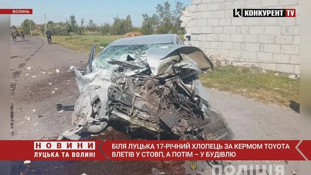 Під Луцьком авто влетіло в будівлю, 17-річний водій – в реанімації (відео)
