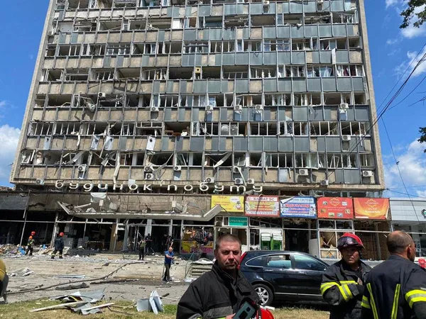 У Вінниці після ракетного удару шукають 46 людей, з якими зник зв’язок (фото)