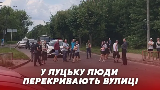 Лучани перекрили рух вулицею Шевченка: утворився затор (відео)