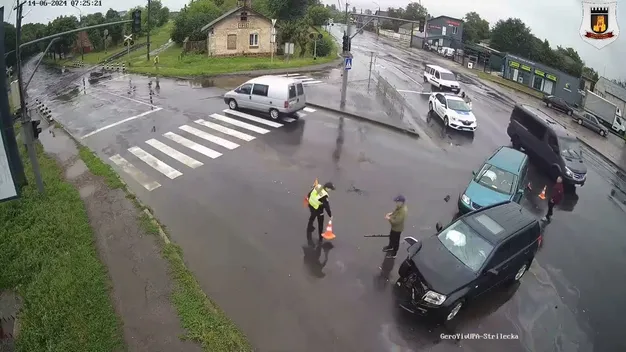 У Луцьку на перехресті чотирьох вулиць потрощилися легковики (відео)