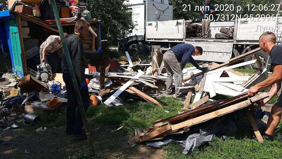Звалище сміття, гноївка й випасання кіз: у Луцьку наводять лад у дворі на Потебні (фото)