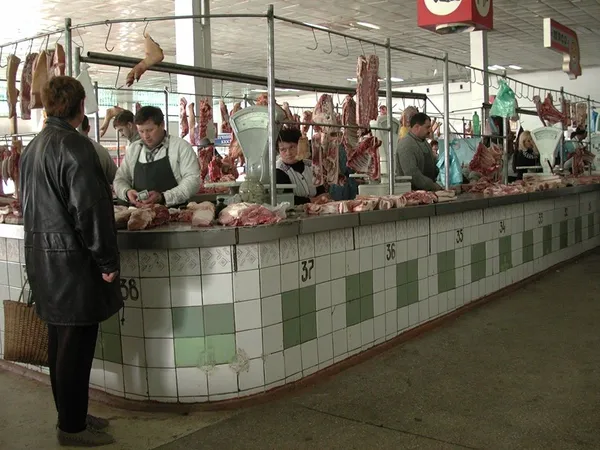 Привіт із минулого: луцька «варшавка» 2000-го (фото) 