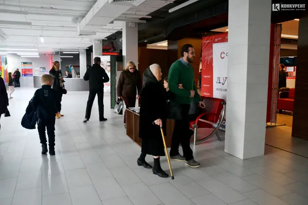 У великому залі «Променя» пенсіонерам влаштували безкоштовний показ рейтингової комедії (фото)