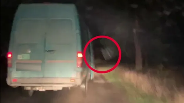 Погоня на кордоні: на Волині пачкарі викидали з авто пакунки з цигарками  (фото, відео)