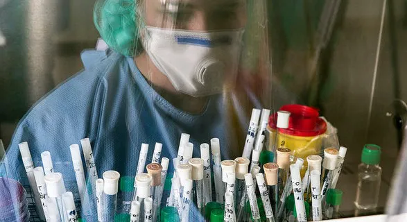 За добу в Україні – 5 590 нових випадків COVID-19, на Волині – 185