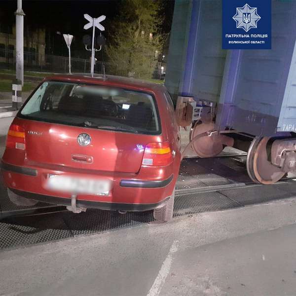 У Луцьку авто промчало на «червоне» на переїзді і врізалося у вагон (фото)