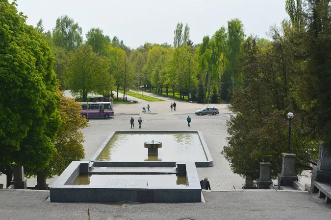 Рух і торгівлю в центральному парку Луцька обмежать: схеми, пропозиції, зауваження
