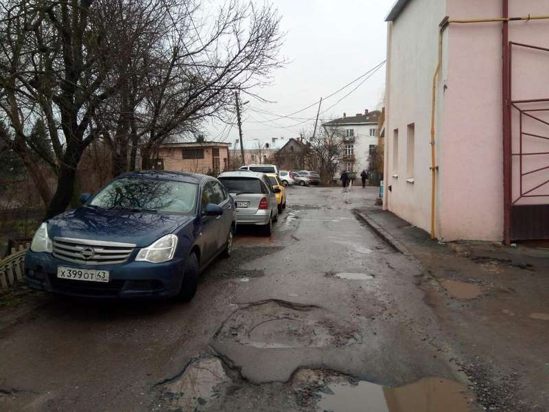 У Луцьку скаржаться на стихійне паркування у центрі міста (фото)