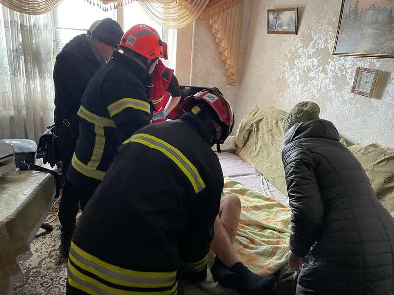 У Луцьку рятувальники визволяли хворого чоловіка з квартири (фото)