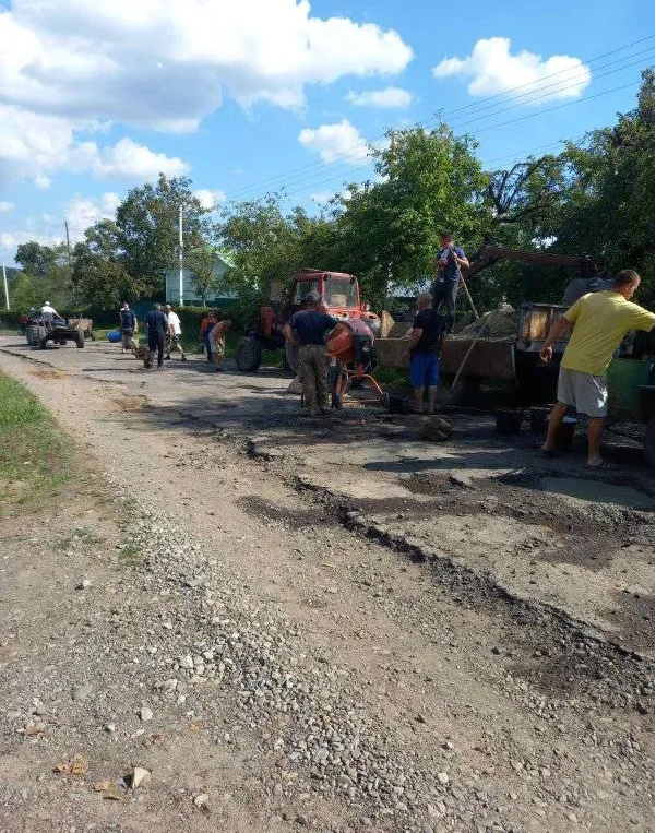 Терпець урвався: у Тростянці селяни самостійно латають дорогу (фото)