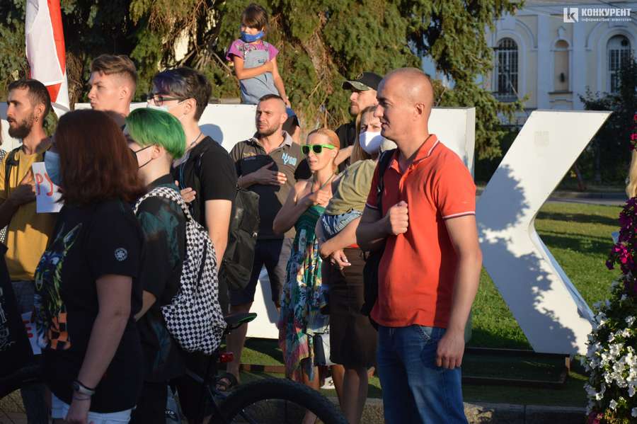 «Жыве Беларусь»: лучани вийшли на Театральний майдан, аби підтримати сусідній народ (відео)