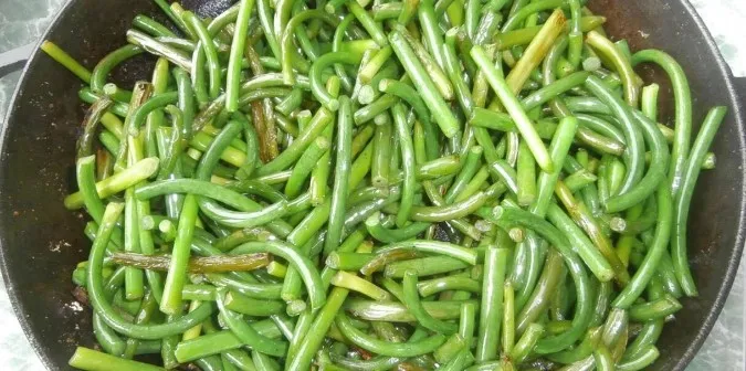 Рецепт смачної закуски із часникових стрілок