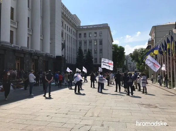 Підприємці під Офісом президента вимагають послабити карантин і дозволити їм працювати (фото)