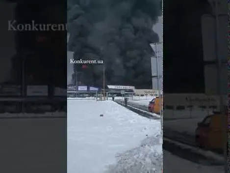 У Первомайську масштабна пожежа – горить «Епіцентр» (відео)