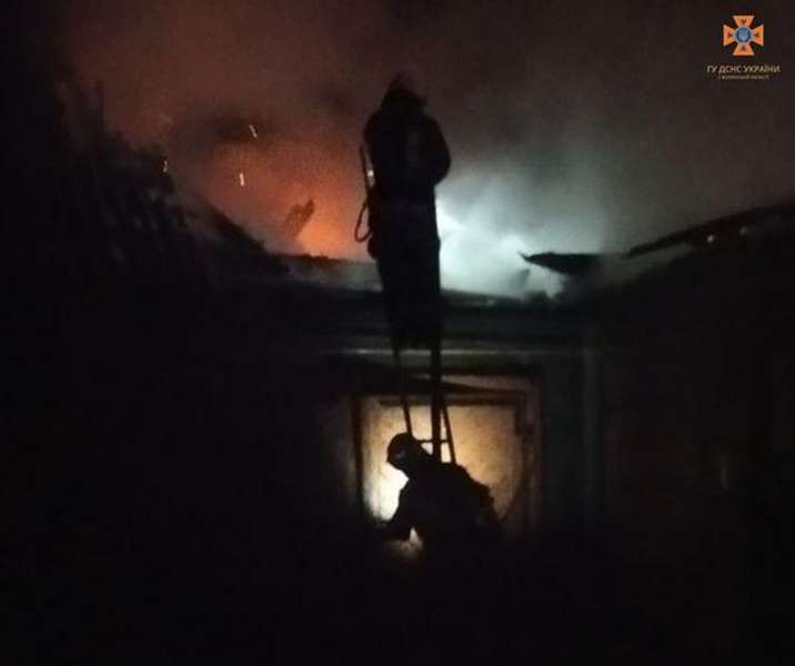 Влучила блискавка: у Луцькому районі загорівся цегляний сарай (фото)
