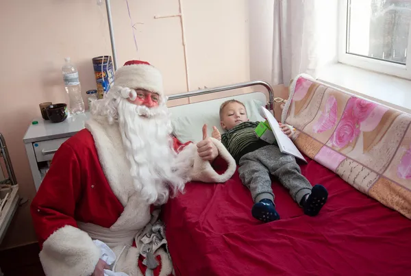 Клієнти ПриватБанку подарували новорічне диво пацієнтам дитячої лікарні на Волині*