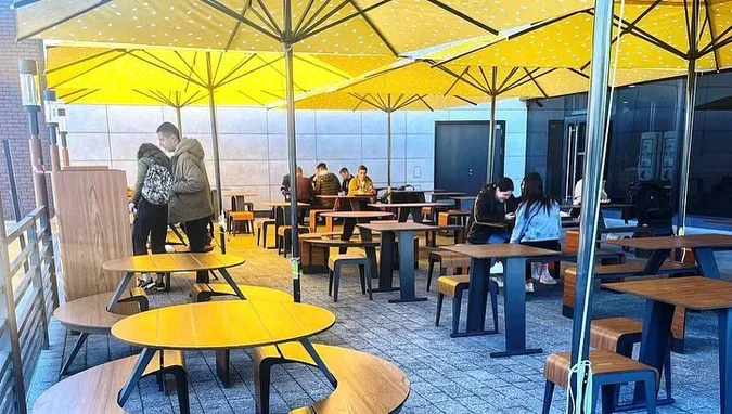 У Луцьку запрацювала літня тераса McDonald’s (фото)
