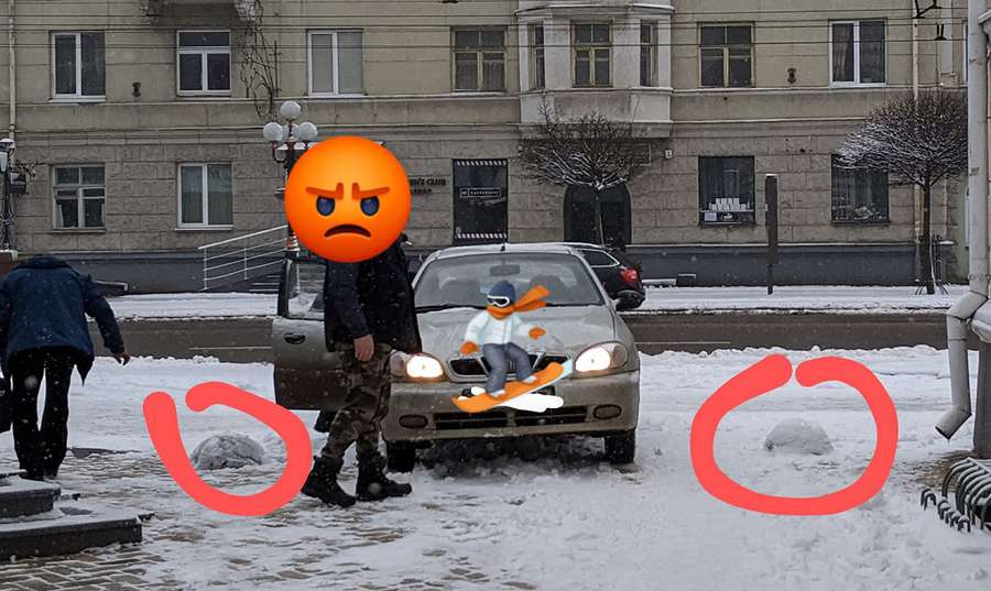 Прихована загроза: у центрі Луцька обмежувачі «замаскувало» снігом (фото)