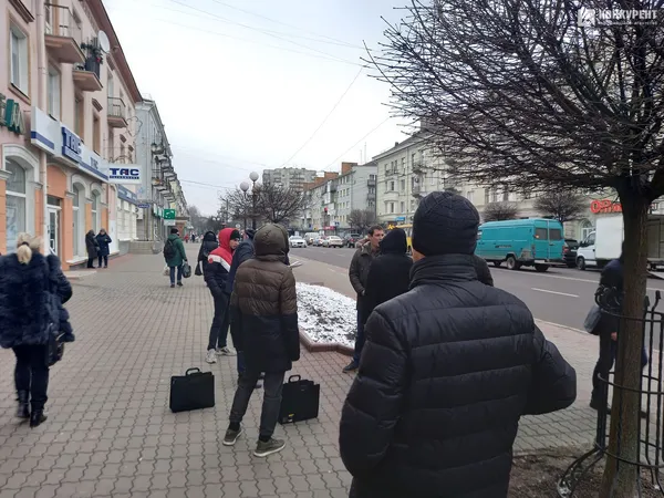 У центрі Луцька «беруть» хабарника (наживо, оновлюється)