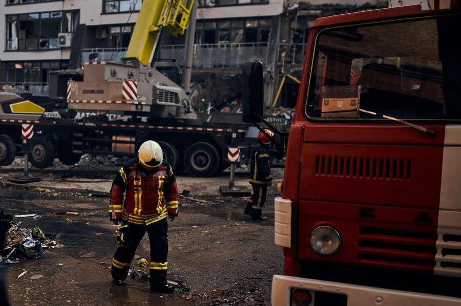 Обстріл Києва: пожежу у будинку локалізували, продовжують рятувальні роботи (фото, відео)