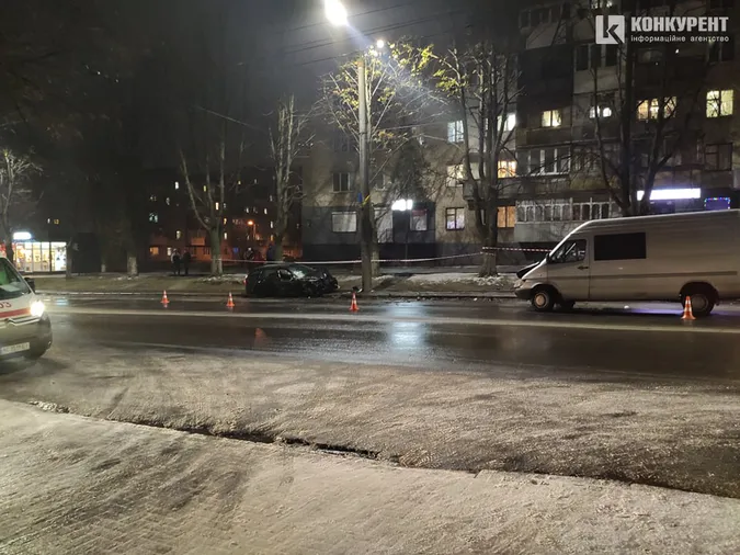 Масштабна аварія в Луцьку: перекинувся бус, є постраждалі (відео)