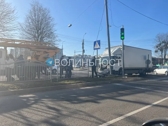 Біля «Там Таму» вантажівка протаранила електричний стовп (оновлено)