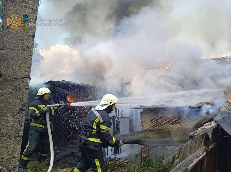 У Нововолинську курець спалив свою літню кухню (фото, відео)
