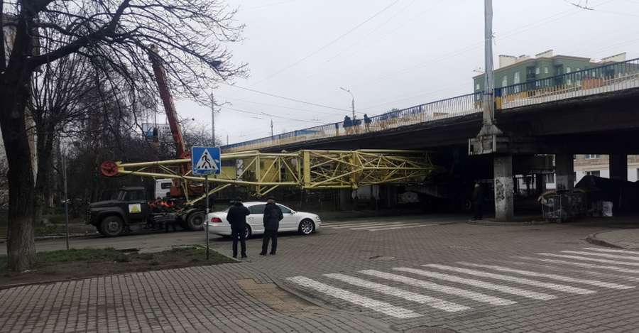 Щось пішло не так: будівельний кран застряг під мостом у Луцьку (фото)