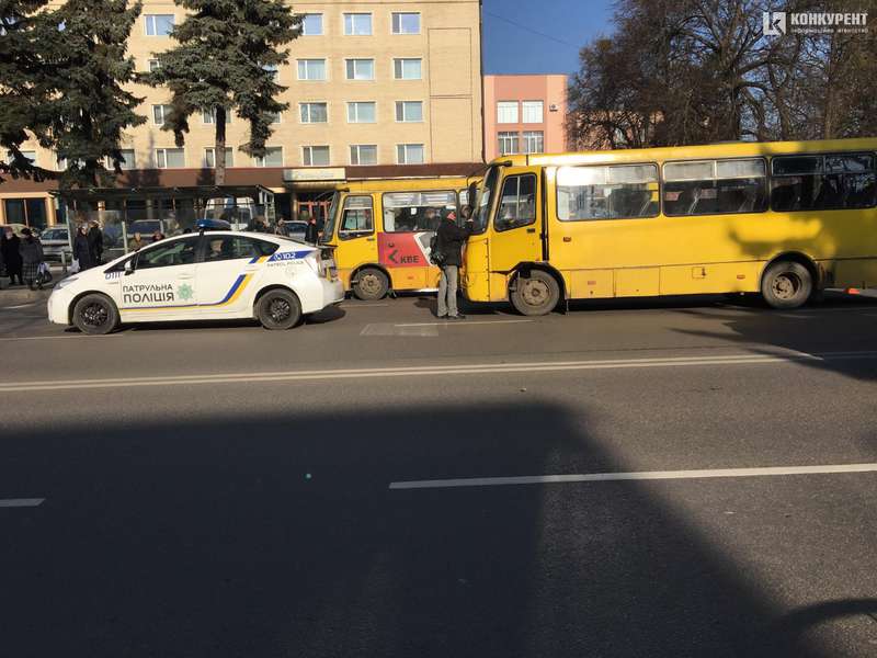 У центрі Луцька – аварія за участю маршрутки (фото)