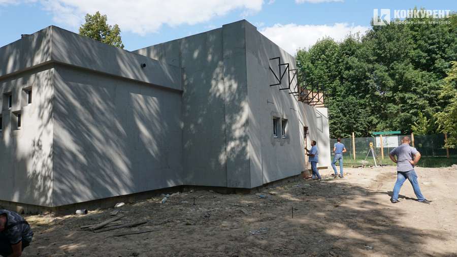 Буде готовий за місяць: як у Луцьку будують громадський туалет (фото)