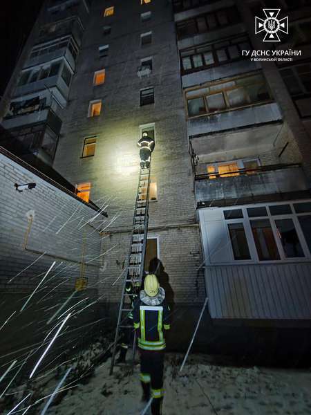 «Увійшли» через вікно: у Луцьку надзвичайники врятували пенсіонерку (фото)