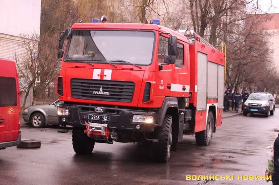 Три пожежні авто, «швидка» та поліція: у Луцьку горіла багатоповерхівка (фото, відео)