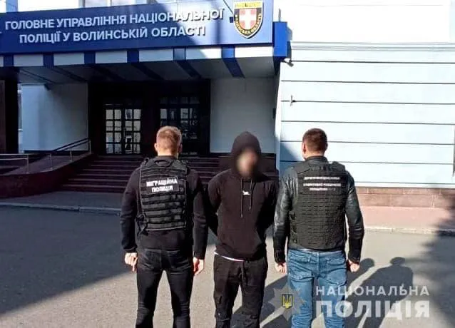 Волинські поліцейські на криміналі викрили алжирця
