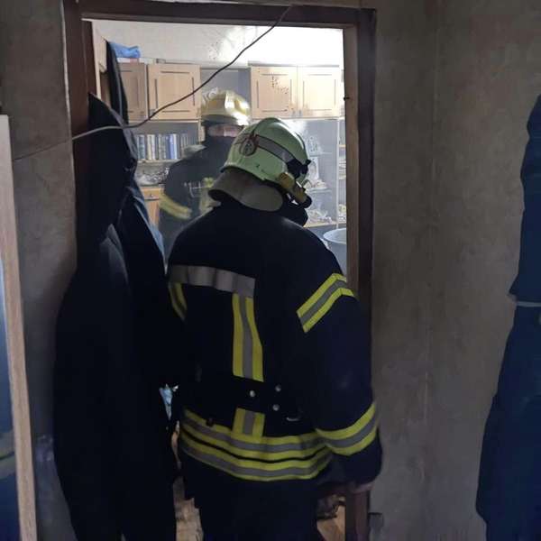 У Луцьку горіла квартира пенсіонерки – евакуювали чотирьох людей (фото)