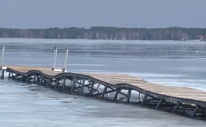 На Світязі крига зруйнувала новенький пірс