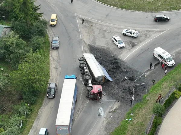 Водій фури не впорався з керуванням: деталі аварії у Луцьку (фото)