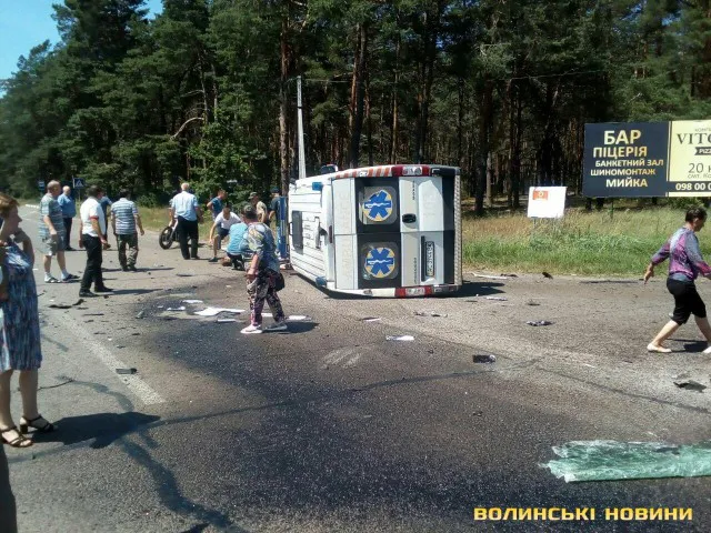 На Волині «швидка» зіткнулася з вантажівкою: є жертви