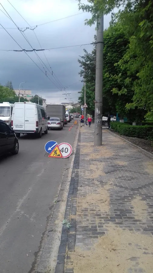 На вулиці Глушець у Луцьку встановлюють огорожу (фото)