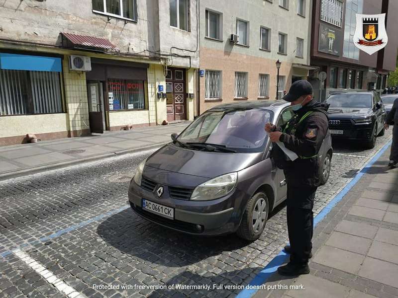 Платне паркування на Кривому Валу: за день оштрафували 26 порушників (фото)